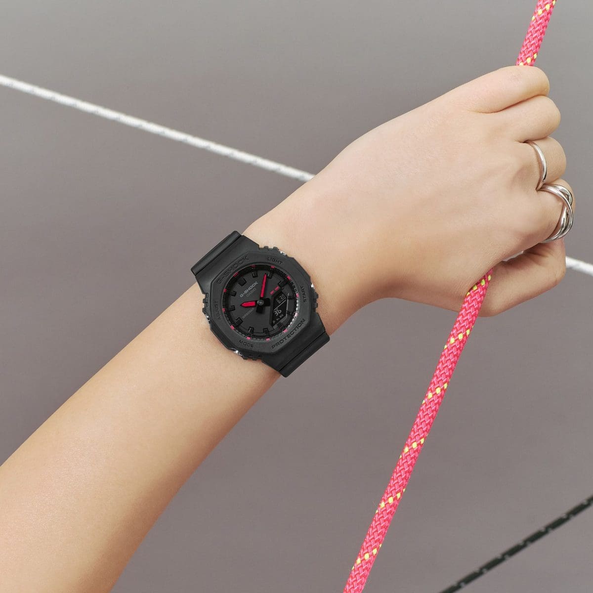 CASIO G-SHOCK GMA-P2100SA-1A1ER originale – indossato al polso outfit casual chic (Shock Resist, 200m, design ottagonale, stile minimal)