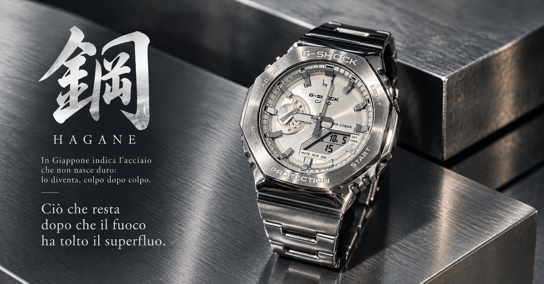 HAGANE (鋼) - CASIO G-SHOCK GM-2110D-7AER in acciaio su blocchi d'acciaio grezzo, copertina articolo ERAORA Roma