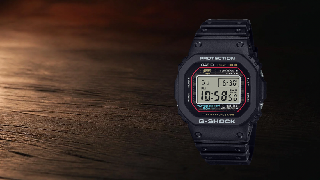 Casio G-Shock DW-5000, il modello che ha dato origine alla linea G-Shock nel 1983, su sfondo scuro con luce calda