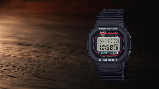 Casio G-Shock DW-5000, il modello che ha dato origine alla linea G-Shock nel 1983, su sfondo scuro con luce calda