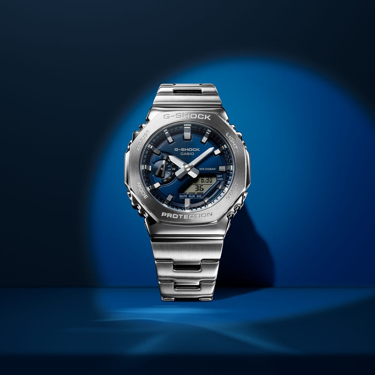 CASIO G-SHOCK GM-2110D-2BER originale – vista laterale orologio uomo (lunetta e bracciale in acciaio, antiurto, impermeabile 20 bar)