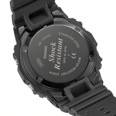 CASIO G-SHOCK GW-5000U-1ER originale – dettaglio fondello a vite in acciaio inossidabile con rivestimento DLC (Tough Solar, Multi Band 6)