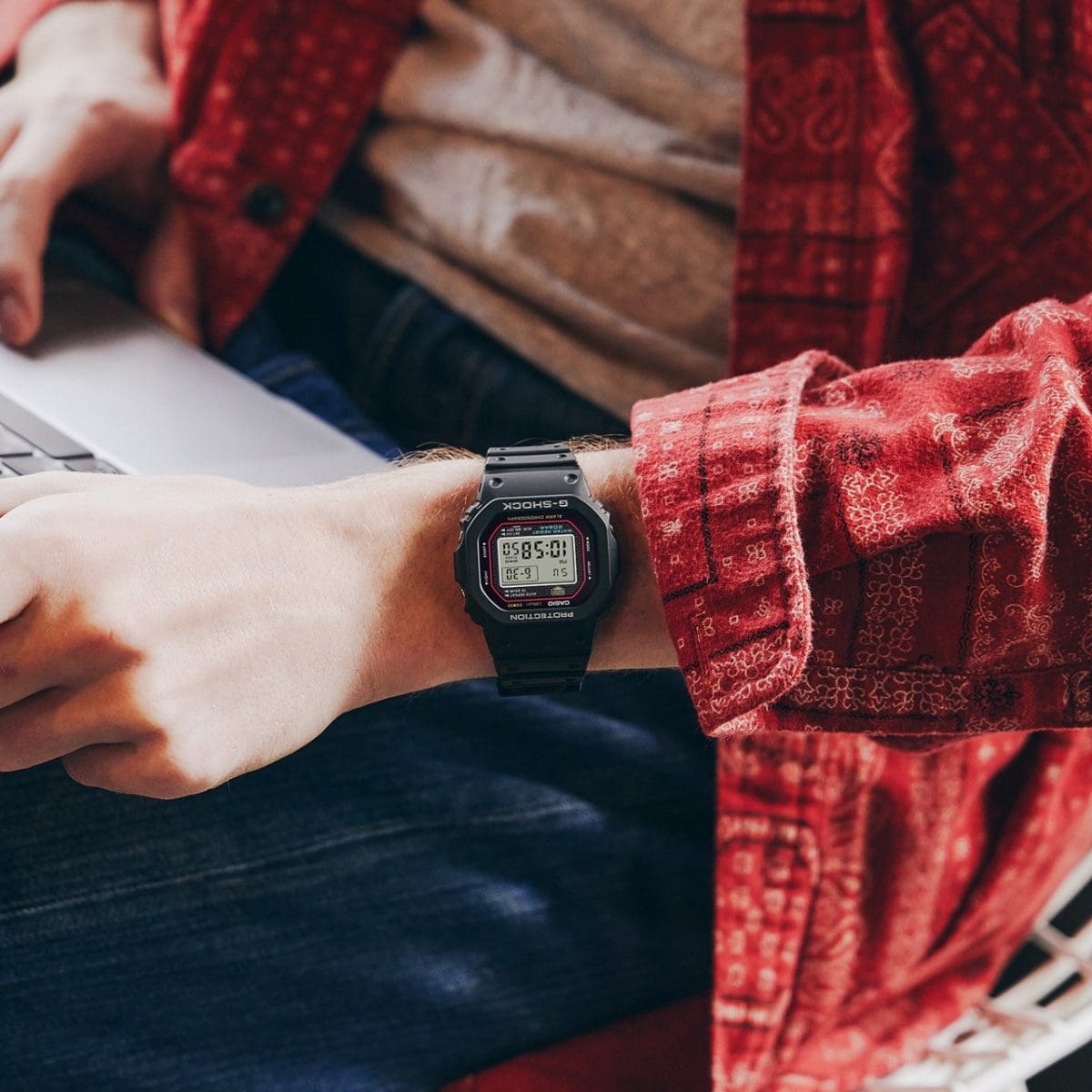 CASIO G-SHOCK DW-5000R-1AER originale – dettaglio tecnologia orologio uomo (resistente 200m, antiurto, design sportivo)