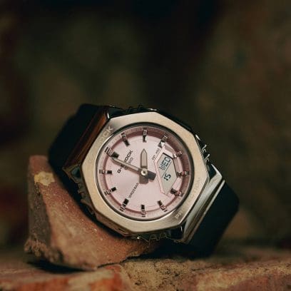 CASIO G-SHOCK GM-S2110-4AER originale – lifestyle su superficie materica, look urban chic (200m)