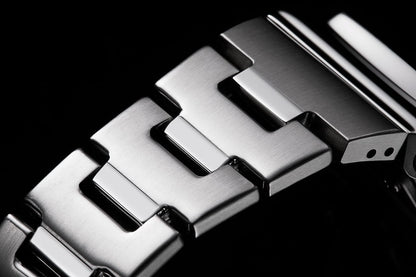 CASIO G-SHOCK GM-2110D-2BER originale – dettaglio pulsanti orologio uomo (lunetta e bracciale in acciaio, antiurto, impermeabile 20 bar)